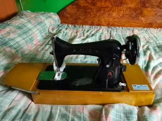 Máquina de coser Alfa antigua