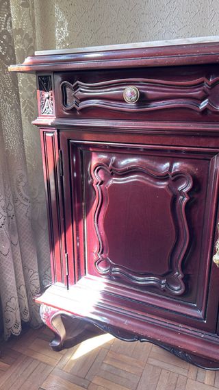 Cómoda madera oscura con tapa de mármol