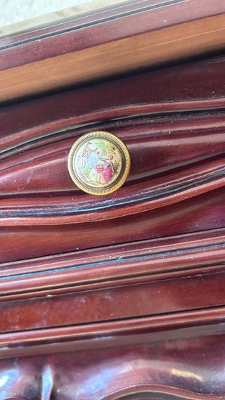 Cómoda madera oscura con tapa de mármol