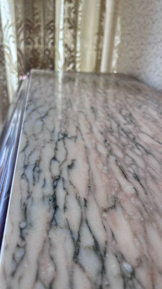 Cómoda madera oscura con tapa de mármol