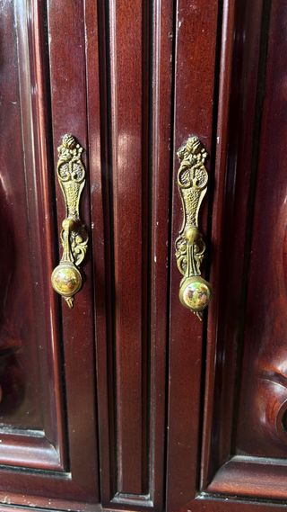 Cómoda madera oscura con tapa de mármol