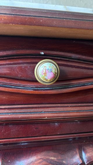 Cómoda madera oscura con tapa de mármol