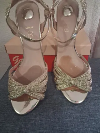 Sandalias doradas tacón