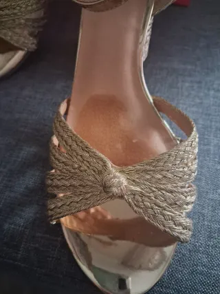 Sandalias doradas tacón