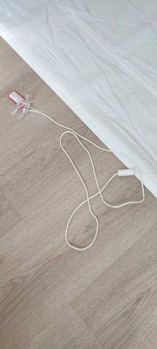 Estor tela blanca con varillas