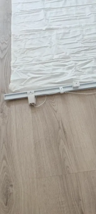 Estor tela blanca con varillas