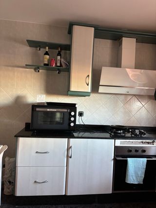 Muebles de cocina beige y verde azulado