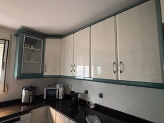 Muebles de cocina beige y verde azulado