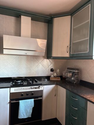 Muebles de cocina beige y verde azulado