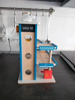 Garaje de madera con coches