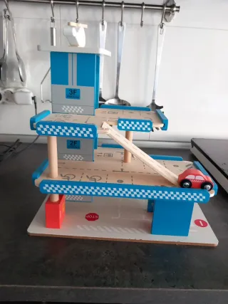 Garaje de madera con coches