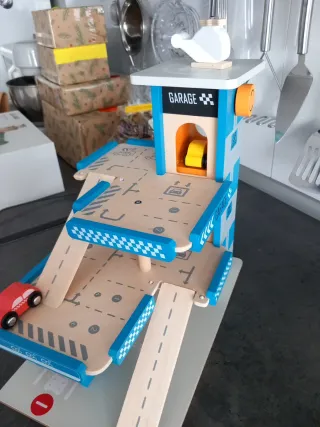 Garaje de madera con coches