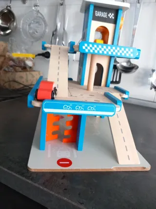 Garaje de madera con coches