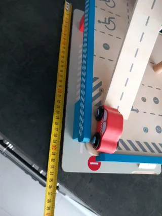 Garaje de madera con coches