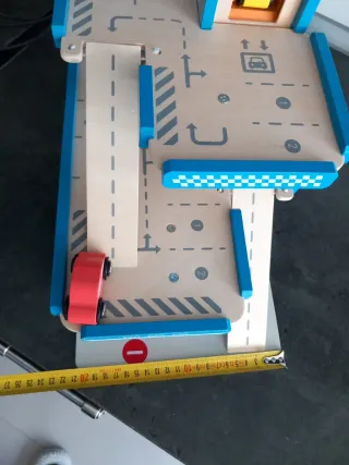 Garaje de madera con coches