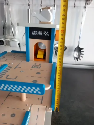 Garaje de madera con coches