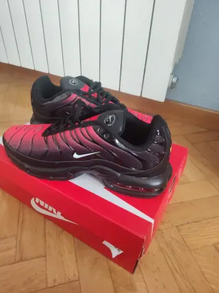 Nike Air Max Plus Zapatillas Rojas y Negras