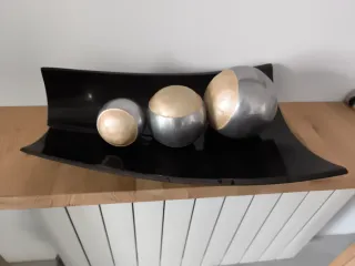 Centro de mesa negro con bolas decorativas