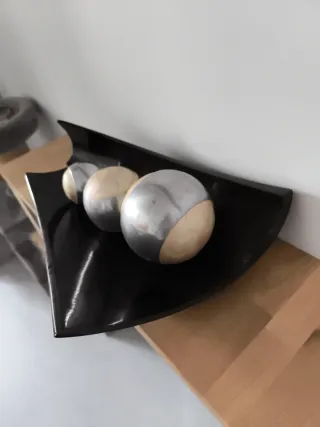 Centro de mesa negro con bolas decorativas