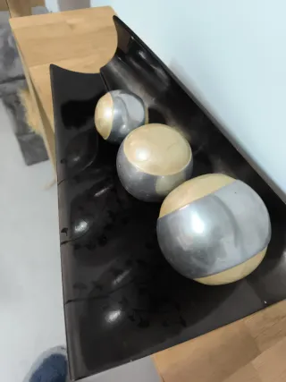 Centro de mesa negro con bolas decorativas