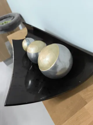 Centro de mesa negro con bolas decorativas