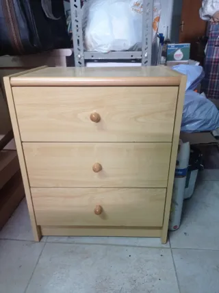 Mesita de noche de madera