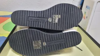 Zapatos negros y blancos con lunares