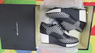 Zapatos negros y blancos con lunares