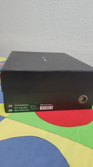 Zapatos negros y blancos con lunares