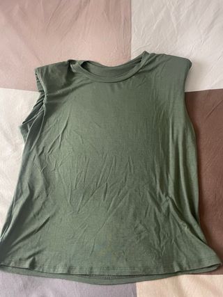 Camiseta sin mangas con hombreras