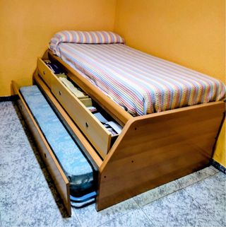 Cama nido con cajoneras. Es madera buena.