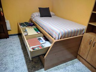 Cama nido con cajoneras. Es madera buena.