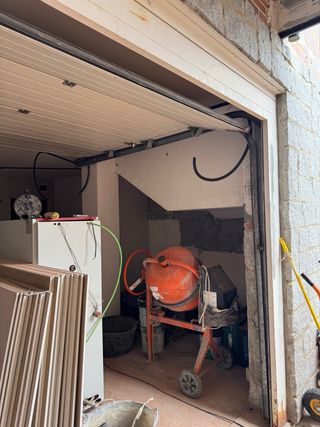 Puerta seccional blanca