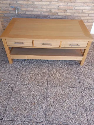 Mesa de centro de madera y metal
