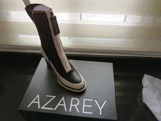 Botas altas beige y negras