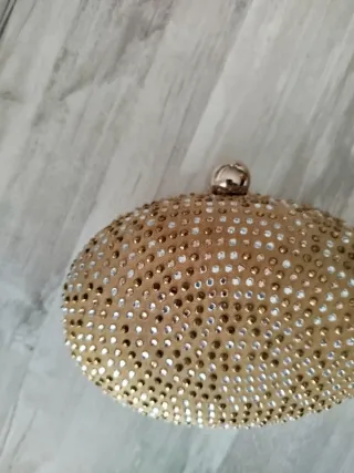 Bolso de fiesta dorado con pedrería