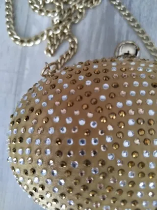 Bolso de fiesta dorado con pedrería