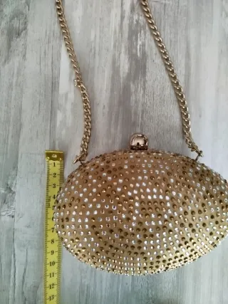 Bolso de fiesta dorado con pedrería