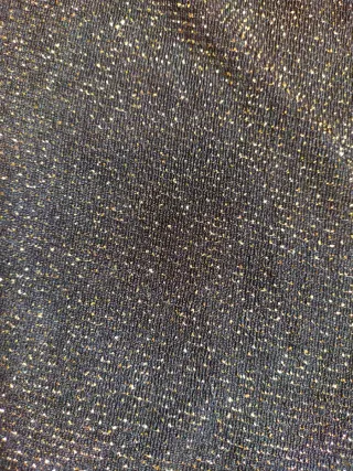 Top brillante negro y dorado