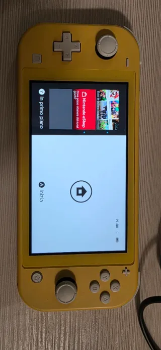 Nintendo Switch Lite Gialla 32 gb con scatola