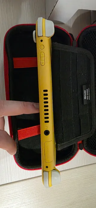 Nintendo Switch Lite Gialla 32 gb con scatola