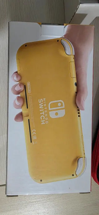 Nintendo Switch Lite Gialla 32 gb con scatola