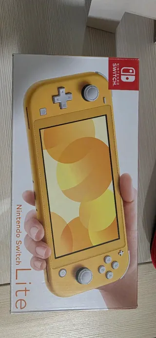Nintendo Switch Lite Gialla 32 gb con scatola