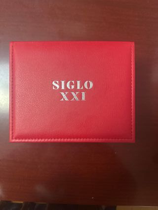 Reloj Kegio de Plata con caja Roja.