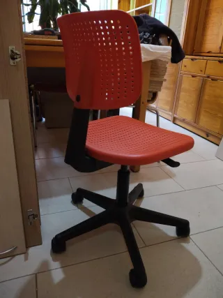 Silla giratoria roja de plástico