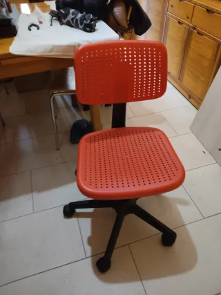 Silla giratoria roja de plástico