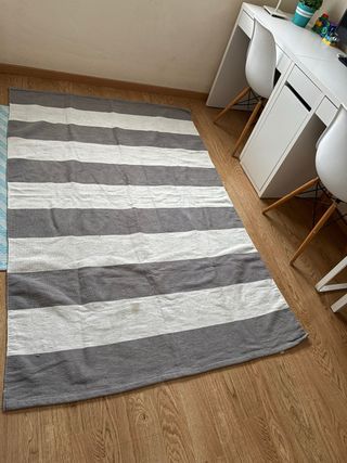 Alfombra de rayas grises y blancas