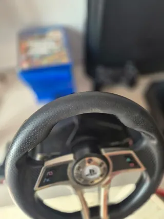 PS4 Pro + 11 giochi e volante