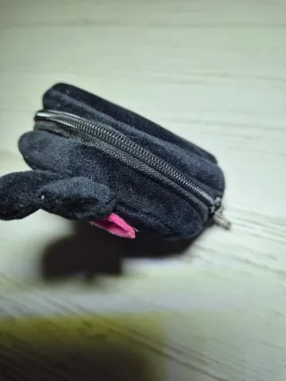 Monedero peluche negro con orejas y lazo rosa