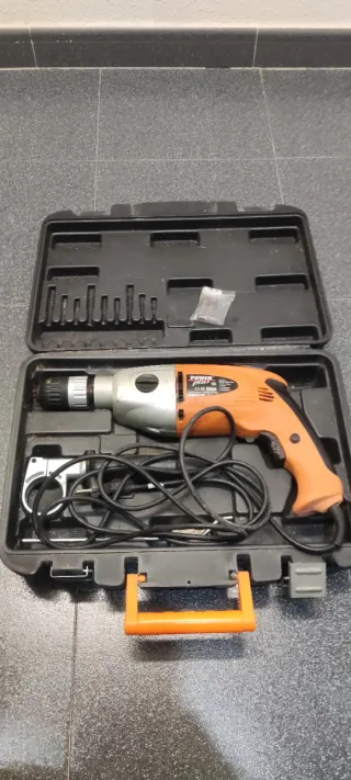 Taladro percutor Power Plus con maletín